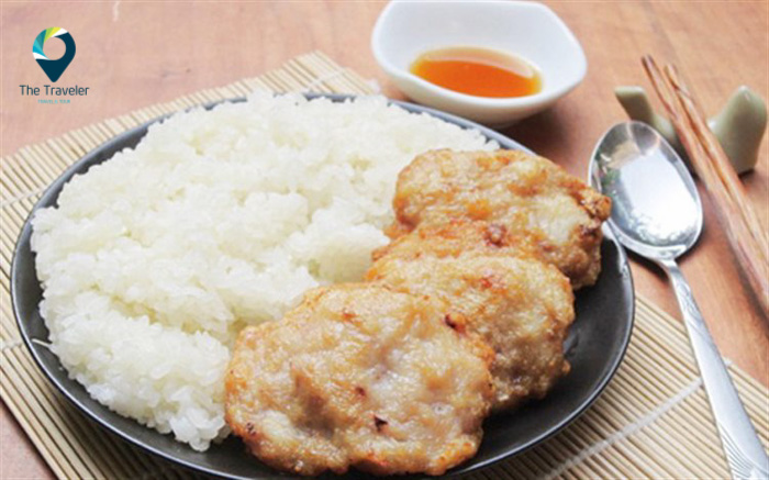 2. Xôi trắng chả mực – đặc sản Hạ Long